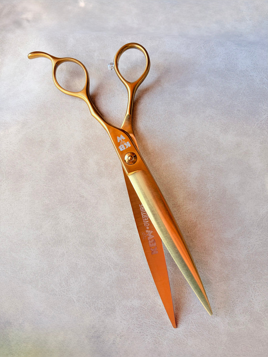 ‘KBW’ ‘Overture’ 7.5 Recta versátil | Microdentada | 440c (Dorado / Diestro)