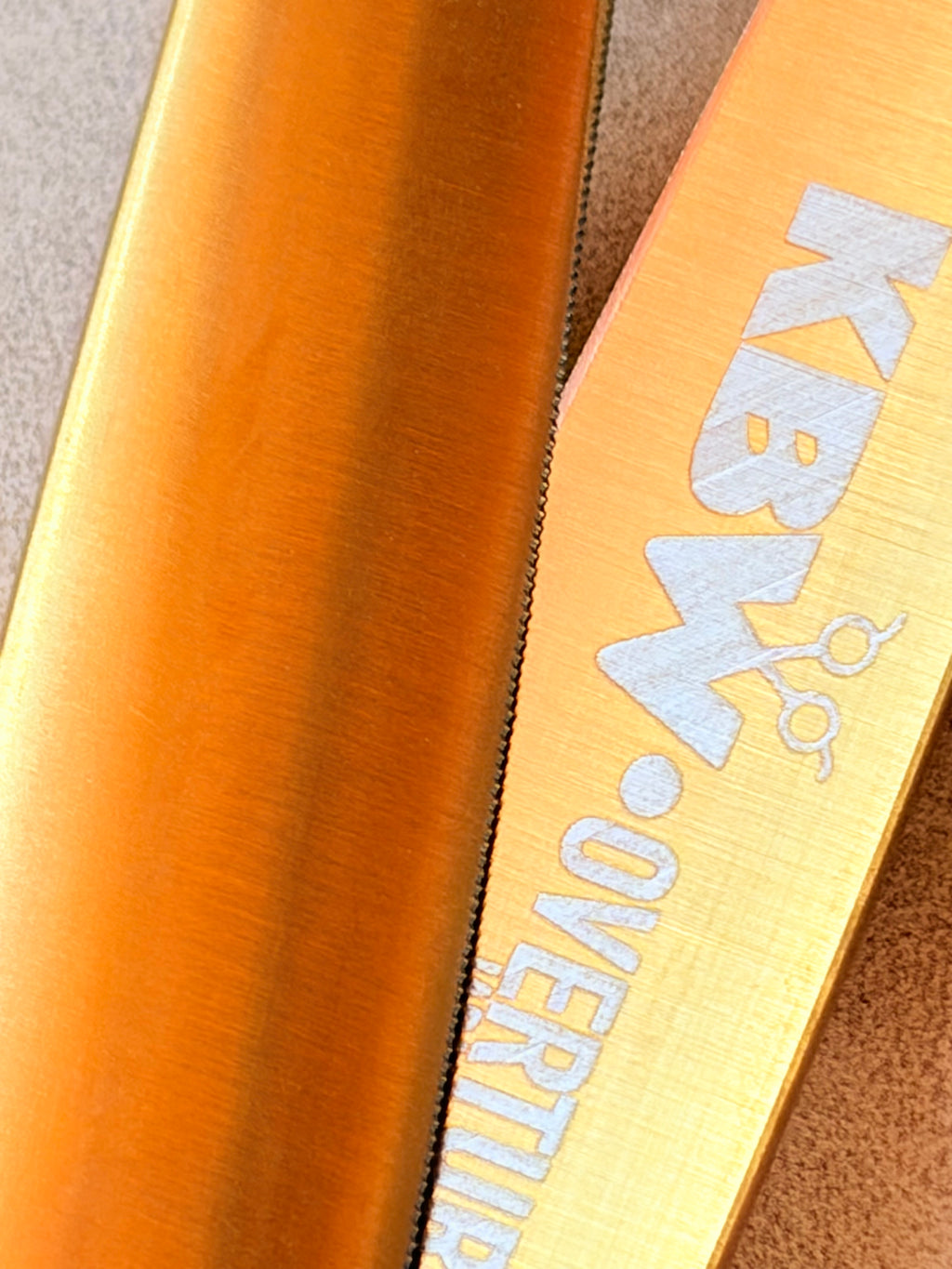 ‘KBW’ ‘Overture’ 7.5 Recta versátil | Microdentada | 440c (Dorado / Diestro)
